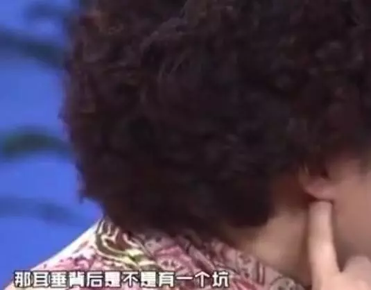 每天按「耳後窩」10秒鐘,巧妙地控制血糖,有利於血糖平穩,分泌胰島素,糖尿病患者多做有益