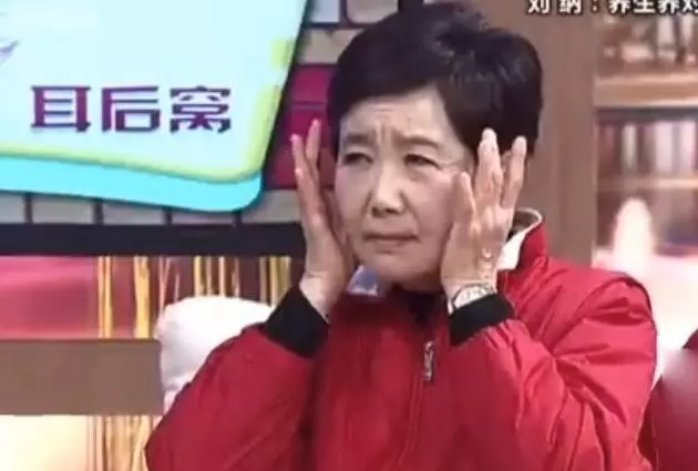 每天按「耳後窩」10秒鐘,巧妙地控制血糖,有利於血糖平穩,分泌胰島素,糖尿病患者多做有益