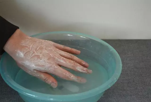 「手腳乾裂」不用塗藥,教你一土偏方,有效治癒皮膚開裂,省錢又管用