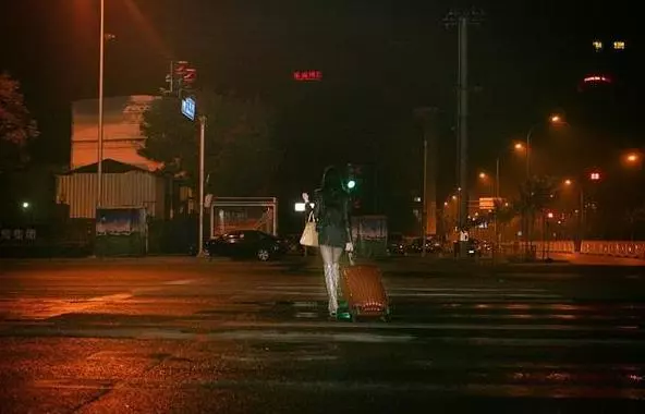 女子晚上無錢打車,好心司機送她回家,忘車上一雙鞋,卻救了司機的命