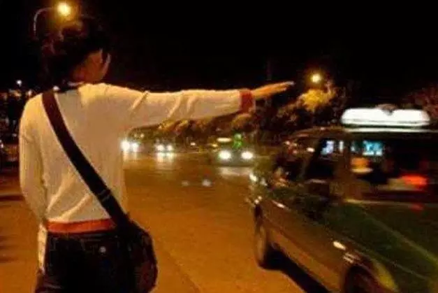 女子晚上無錢打車,好心司機送她回家,忘車上一雙鞋,卻救了司機的命