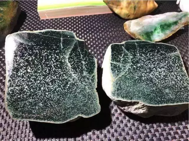 男子6000入手一塊翡翠,切開後全場呆住,看了頭皮發麻,這是什麼情況?
