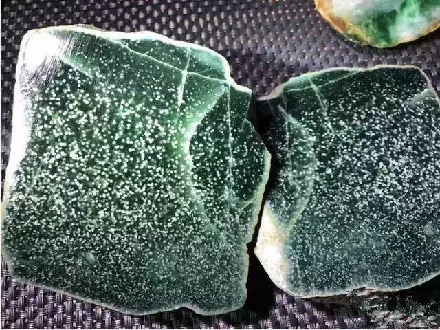 男子6000入手一塊翡翠,切開後全場呆住,看了頭皮發麻,這是什麼情況?