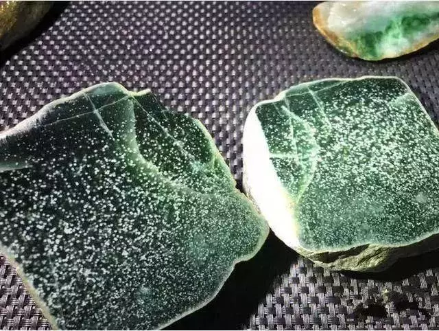 男子6000入手一塊翡翠,切開後全場呆住,看了頭皮發麻,這是什麼情況?