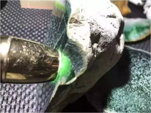 男子6000入手一塊翡翠,切開後全場呆住,看了頭皮發麻,這是什麼情況?