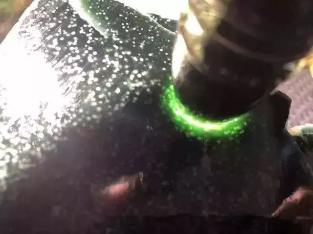 男子6000入手一塊翡翠,切開後全場呆住,看了頭皮發麻,這是什麼情況?