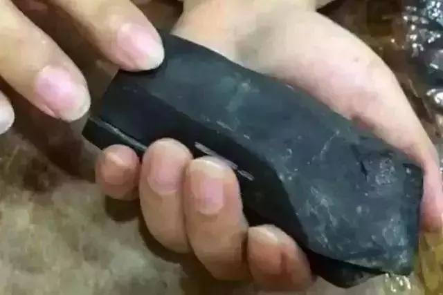 男子6000入手一塊翡翠,切開後全場呆住,看了頭皮發麻,這是什麼情況?