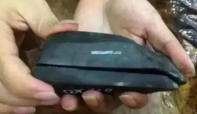 男子6000入手一塊翡翠,切開後全場呆住,看了頭皮發麻,這是什麼情況?