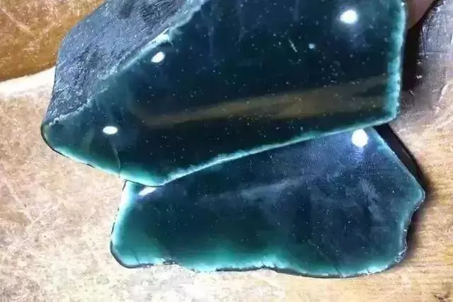 男子6000入手一塊翡翠,切開後全場呆住,看了頭皮發麻,這是什麼情況?