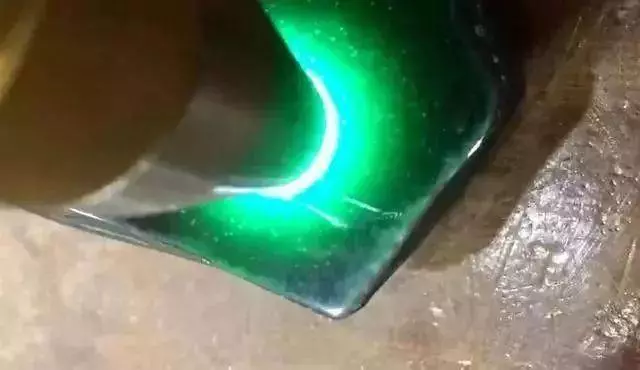 男子6000入手一塊翡翠,切開後全場呆住,看了頭皮發麻,這是什麼情況?