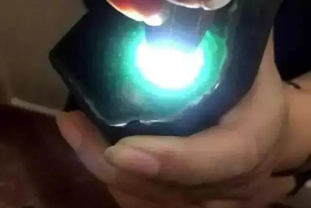 男子6000入手一塊翡翠,切開後全場呆住,看了頭皮發麻,這是什麼情況?