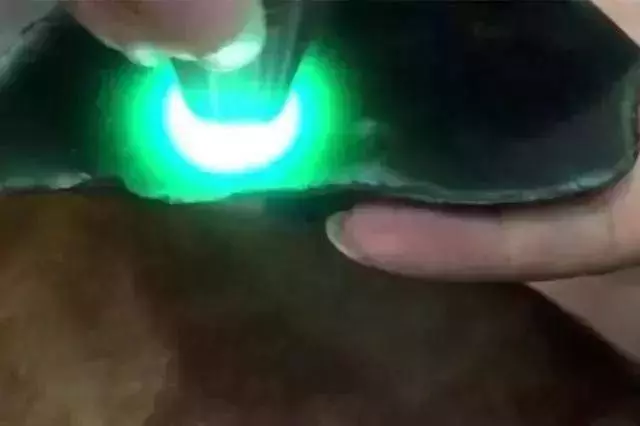 男子6000入手一塊翡翠,切開後全場呆住,看了頭皮發麻,這是什麼情況?