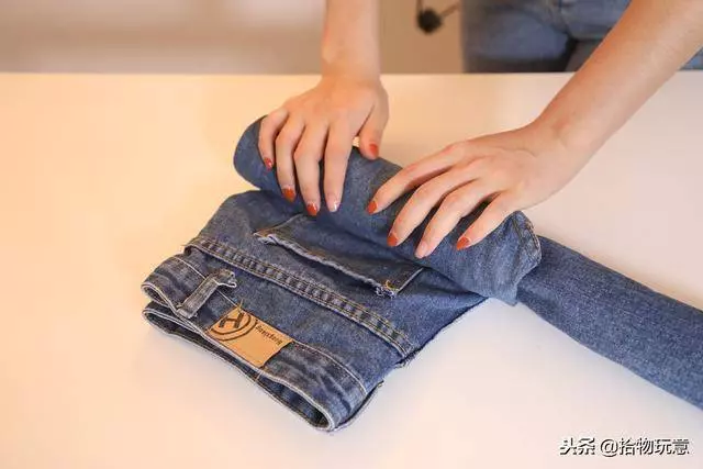 家裡衣服多的沒地方放?30年保姆阿姨教你1招,再多衣服也不怕 !