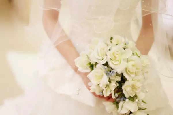 前女友結婚那天,男子默默開車跟在後面,突然收到「一封簡訊」讓他在車上痛哭失聲..