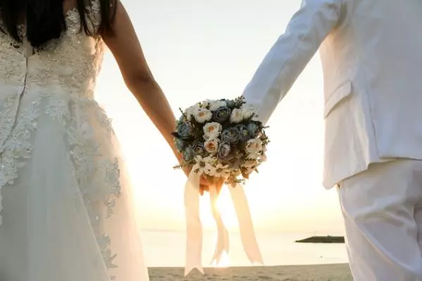 前女友結婚那天,男子默默開車跟在後面,突然收到「一封簡訊」讓他在車上痛哭失聲..