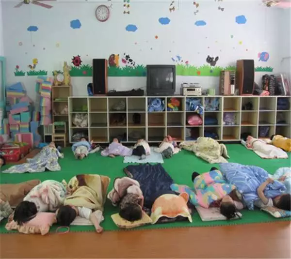 5歲男童竟在幼稚園睡午覺時死了!知道死因後老師立刻癱軟在地...