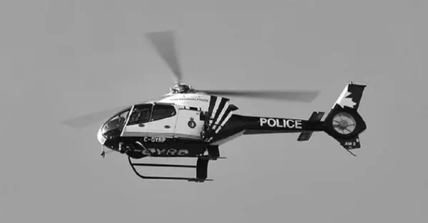 警察抓「逃犯」抓到跟丟…機智無比小孩們「身體當指示」瞬間搞定逃犯!