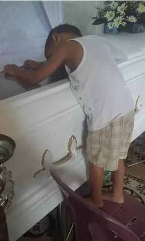媽媽難產走了,5歲兒子幾張椅子拼一起「每天守在棺材前」:妳怎麼一直睡?奶奶拍下「最心碎一幕」大人全淚崩