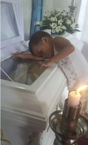 媽媽難產走了,5歲兒子幾張椅子拼一起「每天守在棺材前」:妳怎麼一直睡?奶奶拍下「最心碎一幕」大人全淚崩