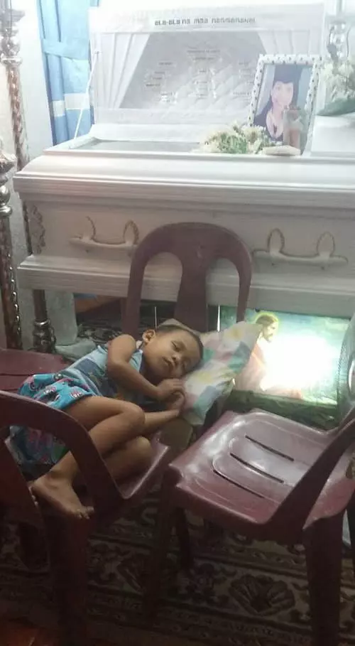 媽媽難產走了,5歲兒子幾張椅子拼一起「每天守在棺材前」:妳怎麼一直睡?奶奶拍下「最心碎一幕」大人全淚崩