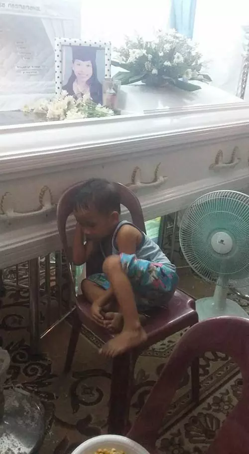 媽媽難產走了,5歲兒子幾張椅子拼一起「每天守在棺材前」:妳怎麼一直睡?奶奶拍下「最心碎一幕」大人全淚崩