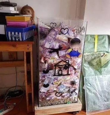 有錢任性,一對夫妻倆一年省下來的零花錢竟「堆積如山」, 像垃圾一樣!