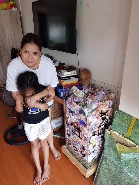有錢任性,一對夫妻倆一年省下來的零花錢竟「堆積如山」, 像垃圾一樣!