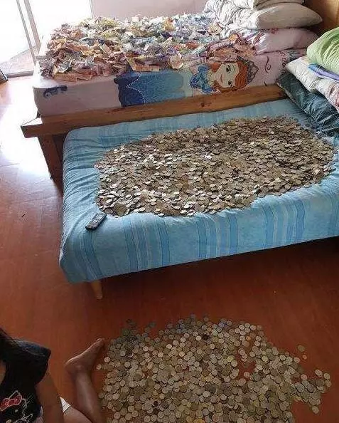 有錢任性,一對夫妻倆一年省下來的零花錢竟「堆積如山」, 像垃圾一樣!