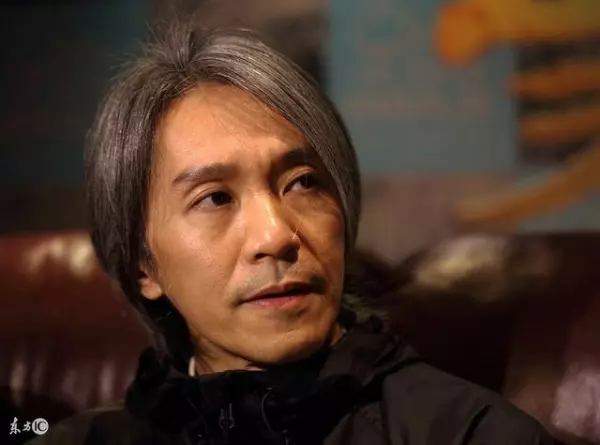 周星馳罕見珍貴照片,但是從「第四張開始」,他已經不再笑了 !