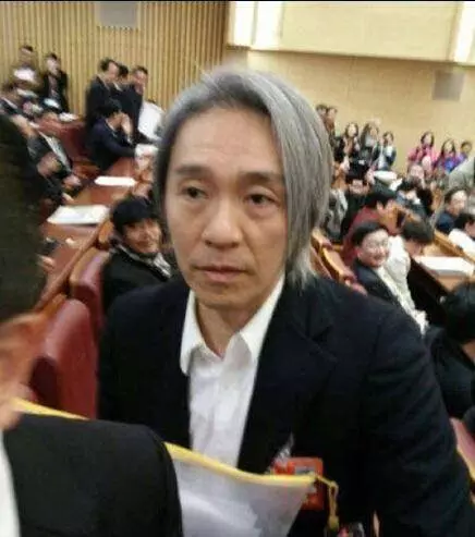 周星馳罕見珍貴照片,但是從「第四張開始」,他已經不再笑了 !