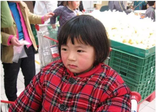 8歲女童逛超市衣服很鼓,店員懷疑偷竊,解開衣服眾人淚目