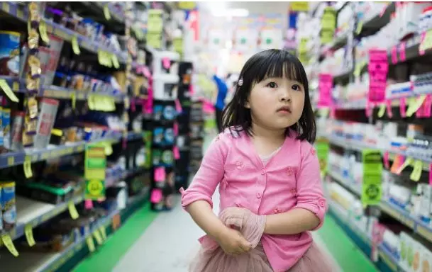 8歲女童逛超市衣服很鼓,店員懷疑偷竊,解開衣服眾人淚目