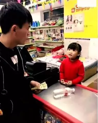 8歲女童逛超市衣服很鼓,店員懷疑偷竊,解開衣服眾人淚目