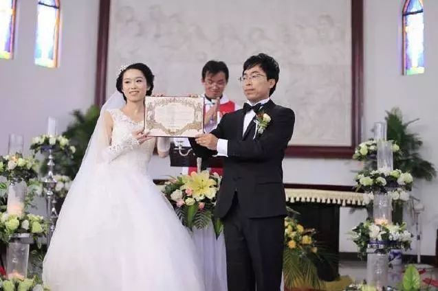 打車去離婚,計程車司機一直衝我咳嗽,回頭看老公,我說:不離了,回家
