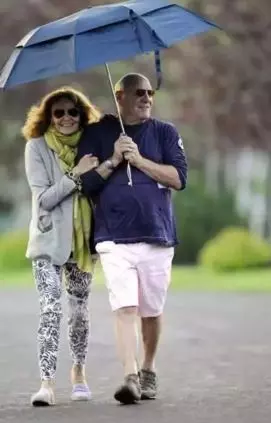 從貧民到王妃,懷孕5個月被出軌後又患癌症,卻在55歲嫁給億萬富翁,70歲了活成了傳奇,她說:女人最好的人生是做自己