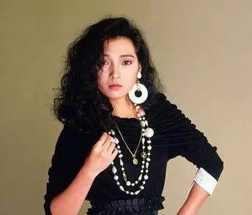 戚美珍真的老了,與苗僑偉合照怎麼像保姆,一雙兒女顏值差距挺大!