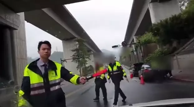 男子躲臨檢開嗆:「懂法律就是不一樣」 出奧步「警察只好放他走」網友不滿罵:警察沒尊嚴