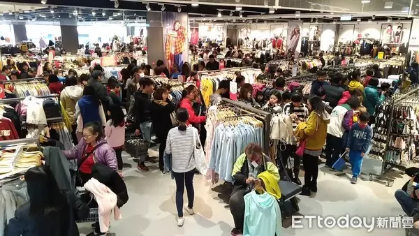 連續10年!NET封館「讓家扶兒免費挑衣服」 10年捐上億弱勢母落淚:「女兒第1次穿新衣...」