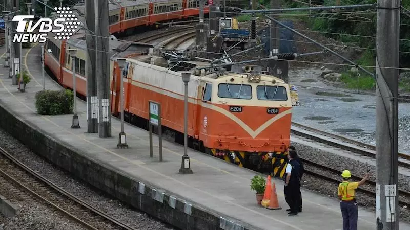 廣播器壞了都不修!列車長森77開擴音「下一句讓台鐵臉超綠」 全車乘客笑翻:「他怨氣超重」