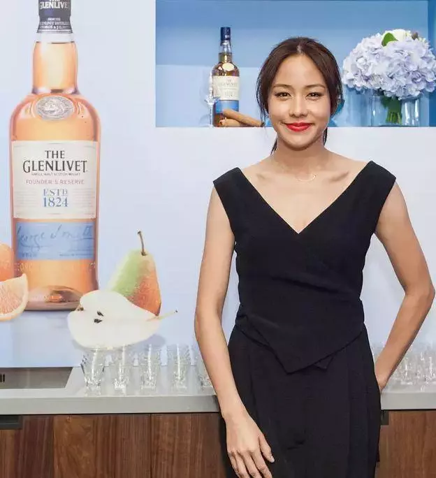 被罵小三專愛有婦之夫,與恩師決裂遭封殺…她的段位可真不低!