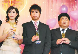 顏清標4個兒子都「把校花娶回家」當老婆!如今顏家「唯一的女兒」曝光,34歲的她.....