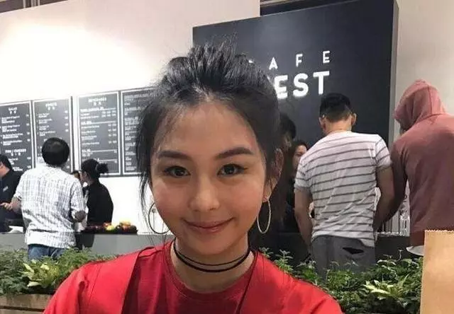 邱淑貞女兒19歲了,花容月貌身材妙曼,母女同框氣質不輸媽媽