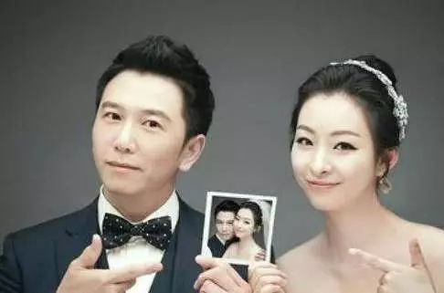一婚娶港姐,二婚拿下助理,三婚娶小20歲嬌妻,網友:羨慕不來~