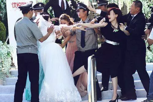 姐夫去世,妹妹結婚嫌晦氣不讓姐去,姐溜去現場,瞧見新郎報了警
