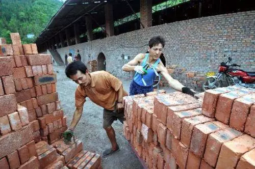 農民工磚廠搬磚,年底老闆拿100萬塊磚抵工資,結果老闆傻了眼
