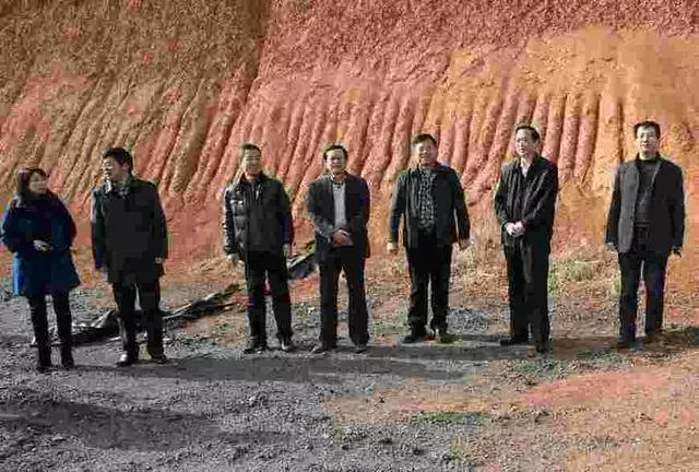 農民工磚廠搬磚,年底老闆拿100萬塊磚抵工資,結果老闆傻了眼