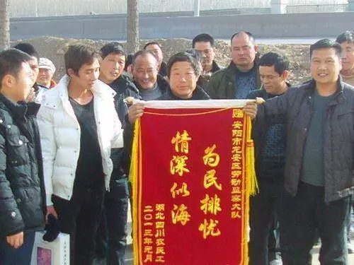 農民工磚廠搬磚,年底老闆拿100萬塊磚抵工資,結果老闆傻了眼