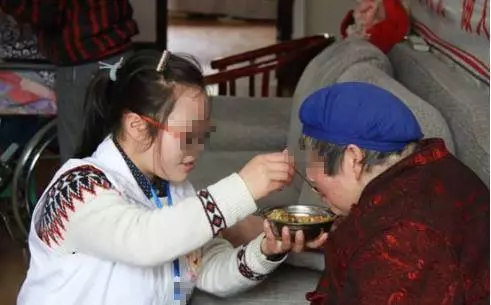 婆婆撿破爛五年,存筆錢被兒媳偷走,打開袋子數完錢,兒媳報了警