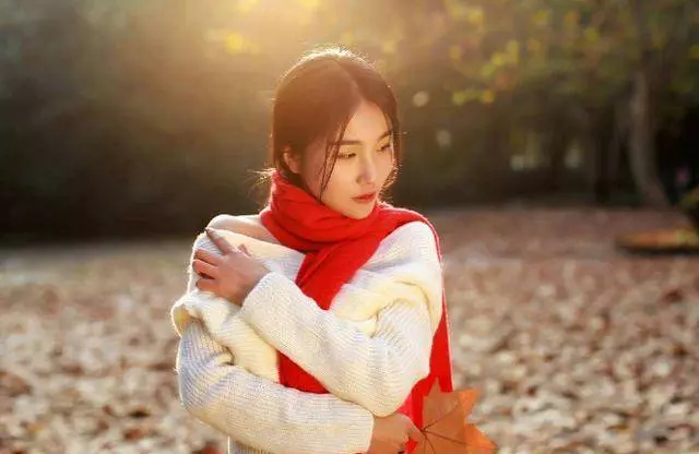 哥哥裝窮去相親,吃飯中途去接電話,哥哥結帳時服務員說已經付過了
