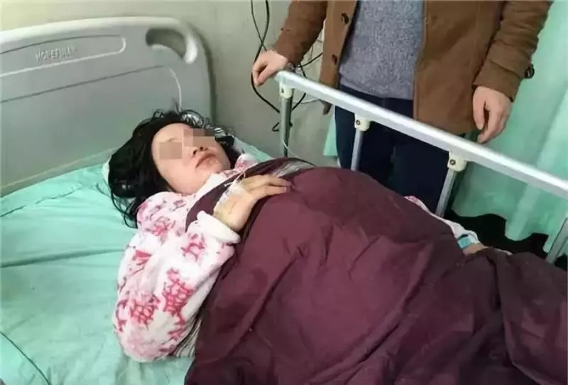 老婆難產走了,入土時兒子指指棺材,我心生疑惑,打開看後樂壞了